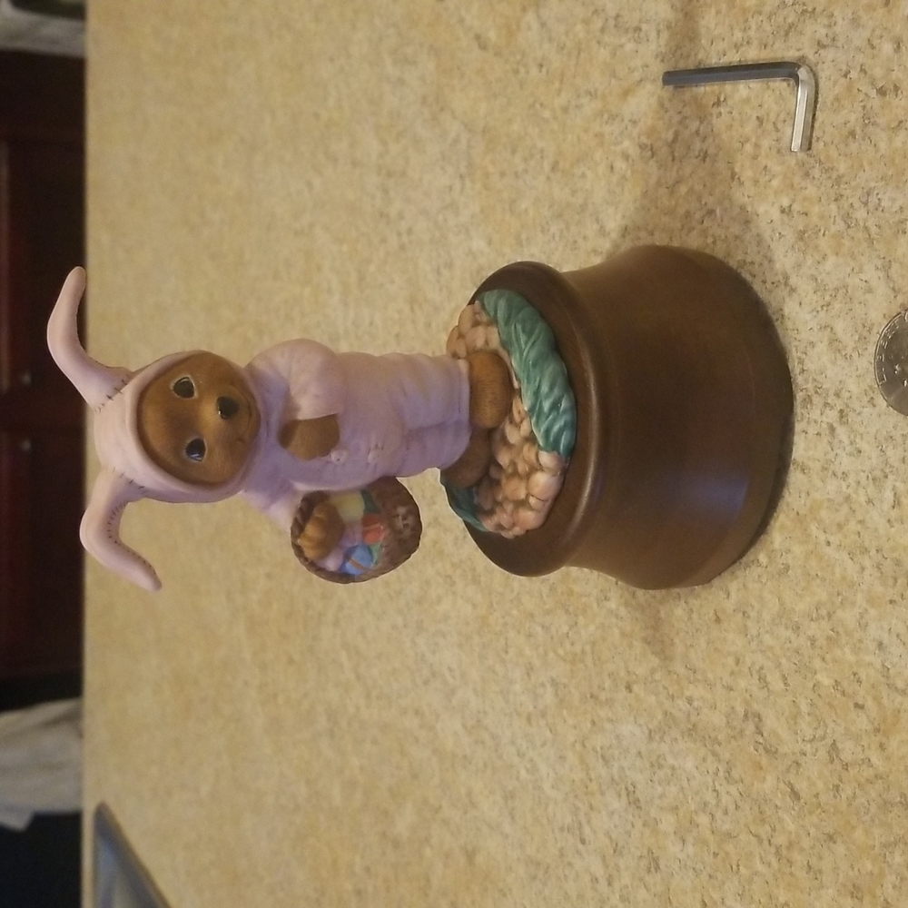Vintage Lovable Teddies by Michael Hague APRIL Easter bear musical figurine 1986